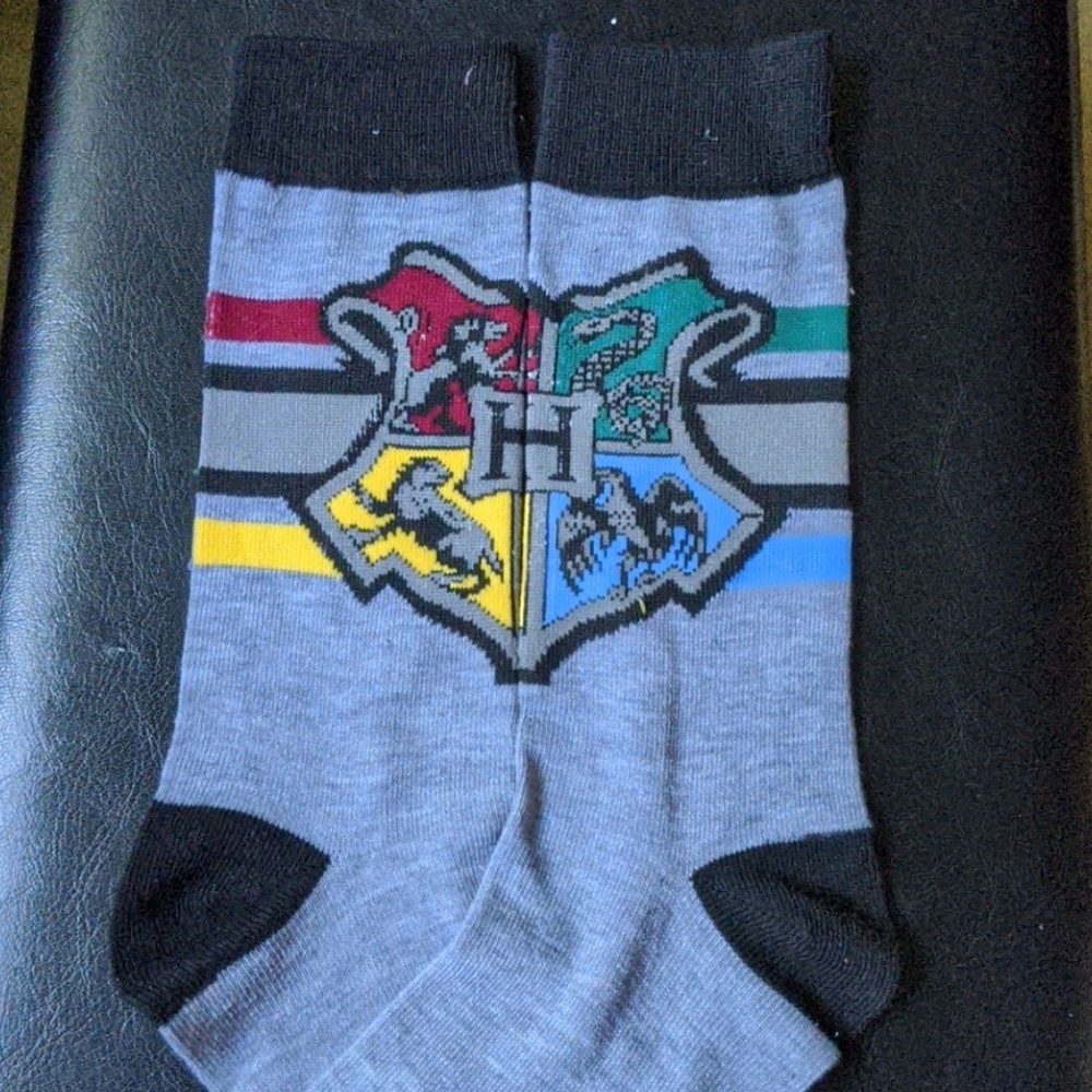 1 pair of Hogwarts socks